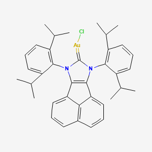 molecular formula C37H40AuClN2 B8181863 (7,9-Bis(2,6-diisopropylphenyl)-7,9-dihydro-8H-acenaphtho[1,2-d]imidazol-8-ylidene)gold(III) chloride 