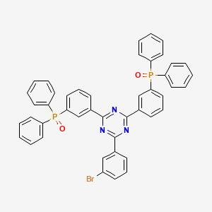 molecular formula C45H32BrN3O2P2 B8182323 ((6-(3-Bromophenyl)-1,3,5-triazine-2,4-diyl)bis(3,1-phenylene))bis(diphenylphosphine oxide) 