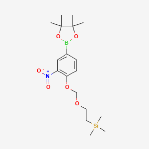 molecular formula C18H30BNO6Si B8183378 Trimethyl(2-((2-nitro-4-(4,4,5,5-tetramethyl-1,3,2-dioxaborolan-2-yl)phenoxy)methoxy)ethyl)silane 