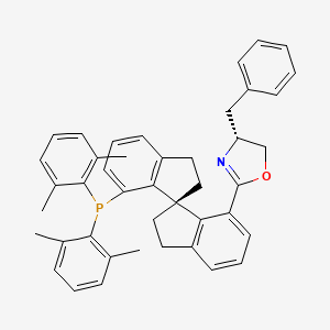 molecular formula C43H42NOP B8192761 [(3R)-4-[(4R)-4-benzyl-4,5-dihydro-1,3-oxazol-2-yl]-3,3'-spirobi[1,2-dihydroindene]-4'-yl]-bis(2,6-dimethylphenyl)phosphane 