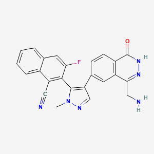 molecular formula C24H17FN6O B8192883 2-[4-[4-(aminomethyl)-1-oxo-2H-phthalazin-6-yl]-2-methylpyrazol-3-yl]-3-fluoronaphthalene-1-carbonitrile 