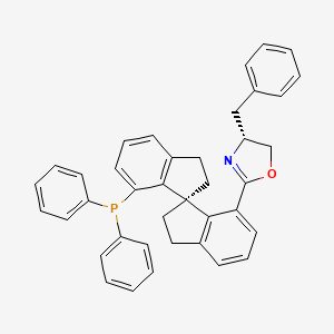 molecular formula C39H34NOP B8192935 [(3S)-4-[(4R)-4-benzyl-4,5-dihydro-1,3-oxazol-2-yl]-3,3'-spirobi[1,2-dihydroindene]-4'-yl]-diphenylphosphane 