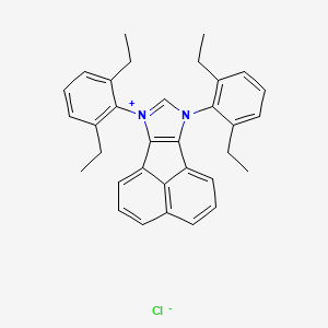 molecular formula C33H33ClN2 B8193608 7,9-Bis(2,6-diethylphenyl)-7H-acenaphtho[1,2-d]imidazol-9-ium chloride 