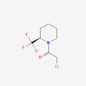 molecular formula C8H11ClF3NO B8194475 (R)-2-chloro-1-(2-(trifluoromethyl)piperidin-1-yl)ethanone 