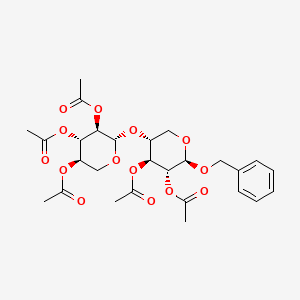 molecular formula C27H34O14 B8194629 Xyl2Ac3Ac4Ac(b1-4)Xyl2Ac3Ac(b)-O-Bn 