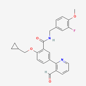 molecular formula C25H23FN2O4 B8194837 Benzamide, 2-(cyclopropylmethoxy)-N-[(3-fluoro-4-methoxyphenyl)methyl]-5-(3-formyl-2-pyridinyl)- 