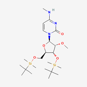 molecular formula C23H45N3O5Si2 B8196391 1-((2R,3R,4R,5R)-4-((tert-Butyldimethylsilyl)oxy)-5-(((tert-butyldimethylsilyl)oxy)methyl)-3-methoxytetrahydrofuran-2-yl)-4-(methylamino)pyrimidin-2(1H)-one 