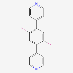molecular formula C16H10F2N2 B8196635 4,4'-(2,5-二氟-1,4-苯撑)二吡啶 