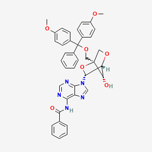 molecular formula C39H35N5O7 B8197297 N-(9-((1R,3R,4R,7S)-1-((bis(4-methoxyphenyl)(phenyl)methoxy)methyl)-7-hydroxy-2,5-dioxabicyclo[2.2.1]heptan-3-yl)-9H-purin-6-yl)benzamide 