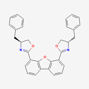molecular formula C32H26N2O3 B8197576 4,6-Bis((S)-4-benzyl-4,5-dihydrooxazol-2-yl)dibenzo[b,d]furan 