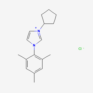 molecular formula C17H23ClN2 B8198638 1-Cyclopentyl-3-mesityl-1H-imidazol-3-ium chloride 