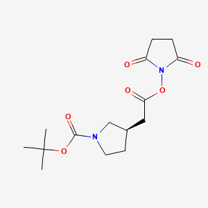 molecular formula C15H22N2O6 B8199391 (R)-tert-Butyl 3-(2-((2,5-dioxopyrrolidin-1-yl)oxy)-2-oxoethyl)pyrrolidine-1-carboxylate 