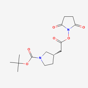 molecular formula C15H22N2O6 B8199392 (S)-tert-Butyl 3-(2-((2,5-dioxopyrrolidin-1-yl)oxy)-2-oxoethyl)pyrrolidine-1-carboxylate 