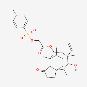 molecular formula C29H40O7S B8199598 (3aR,4R,5R,7S,8S,9R,9aS,12R)-8-Hydroxy-4,7,9,12-tetramethyl-3-oxo-7-vinyldecahydro-4,9a-propanocyclopenta[8]annulen-5-yl2-(tosyloxy)acetate 