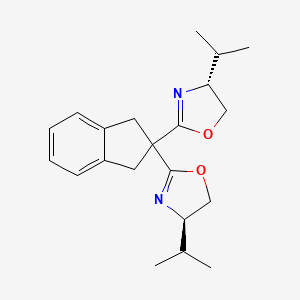 molecular formula C21H28N2O2 B8199978 (4R,4'R)-2,2'-(2,3-Dihydro-1H-indene-2,2-diyl)bis(4-isopropyl-4,5-dihydrooxazole) 