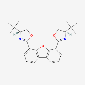 molecular formula C26H30N2O3 B8200031 4,6-Bis((R)-4-(tert-butyl)-4,5-dihydrooxazol-2-yl)dibenzo[b,d]furan 