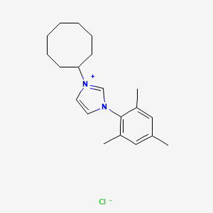 molecular formula C20H29ClN2 B8200400 1-Cyclooctyl-3-mesityl-1H-imidazol-3-ium chloride 