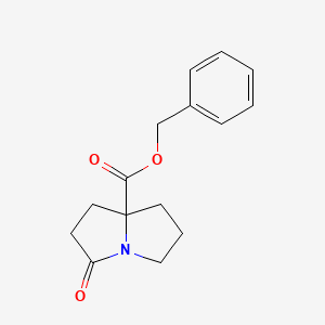 molecular formula C15H17NO3 B8200562 1H-Pyrrolizine-7a(5H)-carboxylic acid, tetrahydro-3-oxo-, phenylmethyl ester 