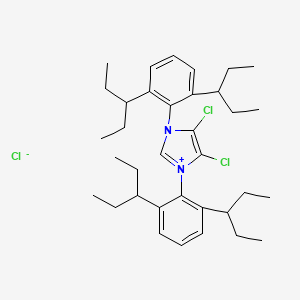 molecular formula C35H51Cl3N2 B8200672 4,5-Dichloro-1,3-bis(2,6-di(pentan-3-yl)phenyl)-1H-imidazol-3-ium chloride 