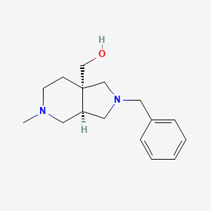 molecular formula C16H24N2O B8200878 cis-(2-Benzyl-5-methyloctahydro-7aH-pyrrolo[3,4-c]pyridin-7a-yl)methanol 