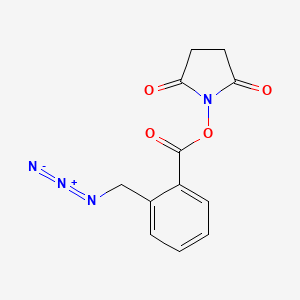 molecular formula C12H10N4O4 B8201075 2,5-Dioxopyrrolidin-1-yl 2-(azidomethyl)benzoate 