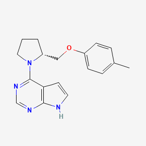 molecular formula C18H20N4O B8202041 (R)-4-(2-((p-Tolyloxy)methyl)pyrrolidin-1-yl)-7H-pyrrolo[2,3-d]pyrimidine 