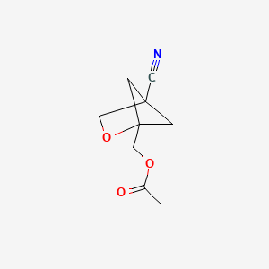 molecular formula C9H11NO3 B8202129 (4-Cyano-2-oxabicyclo[2.1.1]hexan-1-yl)methyl acetate 