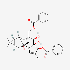 molecular formula C34H36O7 B8209626 [(1S,4S,5R,6R,9R,10R,12R,14R)-4-benzoyloxy-5,6-dihydroxy-3,11,11,14-tetramethyl-15-oxo-7-tetracyclo[7.5.1.01,5.010,12]pentadeca-2,7-dienyl]methyl benzoate 