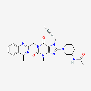 molecular formula C27H30N8O3 B8210895 N-[1-[7-but-2-ynyl-3-methyl-1-[(4-methylquinazolin-2-yl)methyl]-2,6-dioxopurin-8-yl]piperidin-3-yl]acetamide 