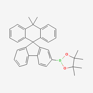 molecular formula C34H33BO2 B8212346 2-(10,10-dimethyl-10H-spiro[anthracene-9,9'-fluoren]-2'-yl)-4,4,5,5-tetramethyl-1,3,2-dioxaborolane 
