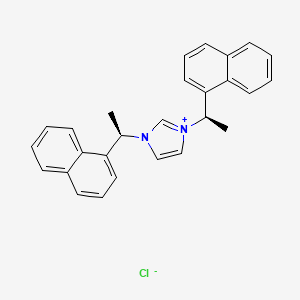 molecular formula C27H25ClN2 B8214482 1,3-Bis((R)-1-(naphthalen-1-yl)ethyl)-1H-imidazol-3-ium chloride 