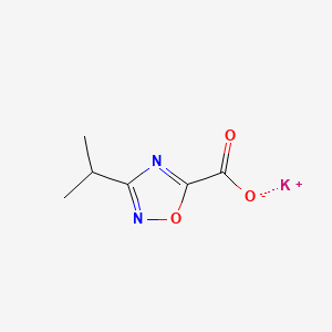 molecular formula C6H7KN2O3 B8215127 Potassium 3-(propan-2-yl)-1,2,4-oxadiazole-5-carboxylate 