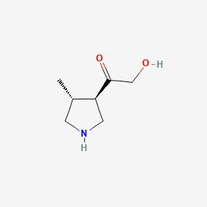 molecular formula C7H13NO2 B8216373 2-hydroxy-1-[(3R,4R)-4-methylpyrrolidin-3-yl]ethanone 