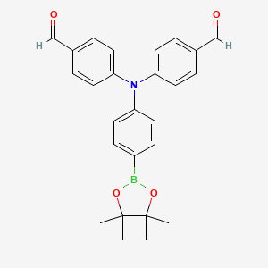 molecular formula C26H26BNO4 B8216462 4,4'-((4-(4,4,5,5-Tetramethyl-1,3,2-dioxaborolan-2-yl)phenyl)azanediyl)dibenzaldehyde 