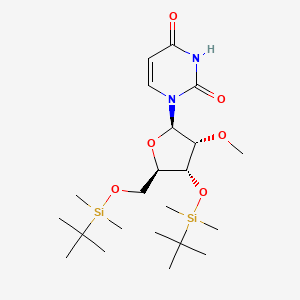 molecular formula C22H42N2O6Si2 B8216626 1-((2R,3R,4R,5R)-4-((tert-Butyldimethylsilyl)oxy)-5-(((tert-butyldimethylsilyl)oxy)methyl)-3-methoxytetrahydrofuran-2-yl)pyrimidine-2,4(1H,3H)-dione 