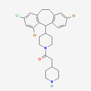 molecular formula C27H31Br2ClN2O B8218535 1-{4-[(2S)-6,15-dibromo-13-chloro-4-azatricyclo[9.4.0.0(3),]pentadeca-1(15),3,5,7,11,13-hexaen-2-yl]piperidin-1-yl}-2-(piperidin-4-yl)ethan-1-one 