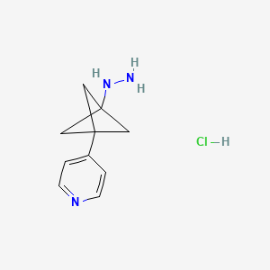 molecular formula C10H14ClN3 B8220573 4-(3-Hydrazinylbicyclo[1.1.1]pentan-1-YL)pyridine hydrochloride 