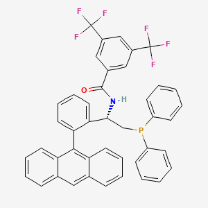 molecular formula C43H30F6NOP B8222322 (S)-N-(1-(2-(Anthracen-9-yl)phenyl)-2-(diphenylphosphanyl)ethyl)-3,5-bis(trifluoromethyl)benzamide 