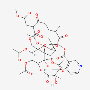 molecular formula C45H55NO22 B8223629 Methyl 2-(2,16,17,35-tetraacetyloxy-21,34-dihydroxy-7,21,22,32,34-pentamethyl-6,10,12,20,29-pentaoxo-5,13,19,30,33-pentaoxa-26-azahexacyclo[16.15.1.14,15.01,15.03,32.023,28]pentatriaconta-23(28),24,26-trien-11-yl)acetate 