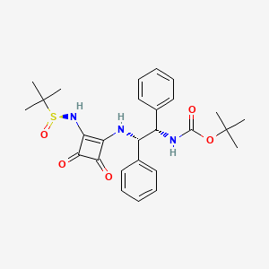 molecular formula C27H33N3O5S B8224061 tert-Butyl ((1S,2S)-2-((2-(((S)-tert-butylsulfinyl)amino)-3,4-dioxocyclobut-1-en-1-yl)amino)-1,2-diphenylethyl)carbamate 