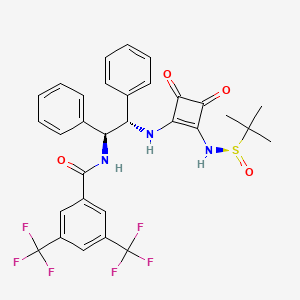 molecular formula C31H27F6N3O4S B8224084 N-((1S,2S)-2-((2-(((R)-tert-Butylsulfinyl)amino)-3,4-dioxocyclobut-1-en-1-yl)amino)-1,2-diphenylethyl)-3,5-bis(trifluoromethyl)benzamide 