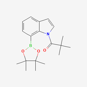 molecular formula C19H26BNO3 B8224615 2,2-Dimethyl-1-(7-(4,4,5,5-tetramethyl-1,3,2-dioxaborolan-2-yl)-1H-indol-1-yl)propan-1-one 