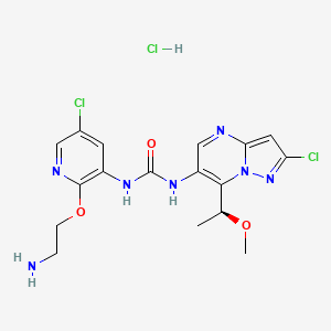 molecular formula C17H20Cl3N7O3 B8227569 (S)-1-(2-(2-Aminoethoxy)-5-chloropyridin-3-yl)-3-(2-chloro-7-(1-methoxyethyl)pyrazolo[1,5-a]pyrimidin-6-yl)urea hydrochloride 