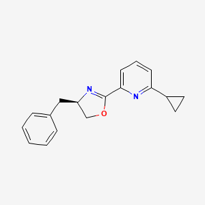 molecular formula C18H18N2O B8227817 (R)-4-Benzyl-2-(6-cyclopropylpyridin-2-yl)-4,5-dihydrooxazole 