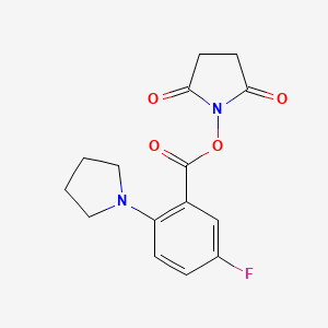 molecular formula C15H15FN2O4 B8233083 2,5-Dioxopyrrolidin-1-yl 5-fluoro-2-(pyrrolidin-1-yl)benzoate 