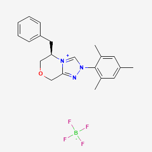 molecular formula C21H24BF4N3O B8234148 (R)-5-Benzyl-2-mesityl-2,5,6,8-tetrahydro-[1,2,4]triazolo[3,4-c][1,4]oxazin-4-ium tetrafluoroborate 