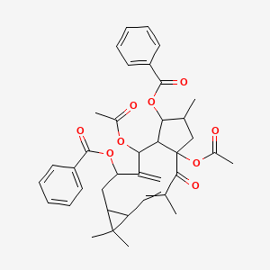molecular formula C38H42O9 B8235313 (1,11-Diacetyloxy-13-benzoyloxy-3,6,6,14-tetramethyl-10-methylidene-2-oxo-9-tricyclo[10.3.0.05,7]pentadec-3-enyl) benzoate 