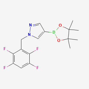 molecular formula C16H17BF4N2O2 B8237458 1-(2,3,5,6-Tetrafluorobenzyl)-4-(4,4,5,5-tetramethyl-1,3,2-dioxaborolan-2-yl)-1H-pyrazole 