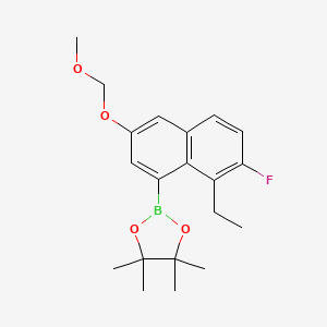 molecular formula C20H26BFO4 B8239182 2-(8-Ethyl-7-fluoro-3-(methoxymethoxy)naphthalen-1-yl)-4,4,5,5-tetramethyl-1,3,2-dioxaborolane 