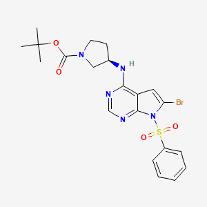 molecular formula C21H24BrN5O4S B8240019 tert-butyl (3R)-3-[[7-(benzenesulfonyl)-6-bromopyrrolo[2,3-d]pyrimidin-4-yl]amino]pyrrolidine-1-carboxylate 